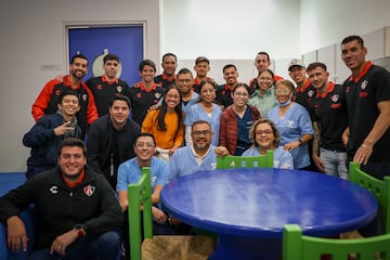 Esta fue una de las fotos en grupo que se tomaron los jugadores y los niños.