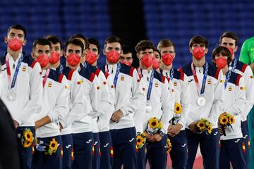 El equipo español con la medalla de plata al cuello. 