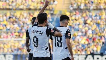 LAS PALMAS DE GRAN CANARIA, 03/05/2025.- El delantero del Valencia Hugo Duro (i) celebra tras marcar ante Las Palmas, durante el partido de LaLiga de fútbol que UD Las Palmas y Valencia CF disputan este sábado en el Estadio de Gran Canaria. EFE/Elvira Urquijo