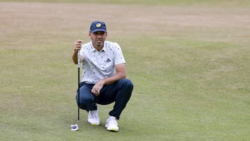 El golfista español Sergio Garcia alinea un putt durante la tercera jornada del Open Británico.
