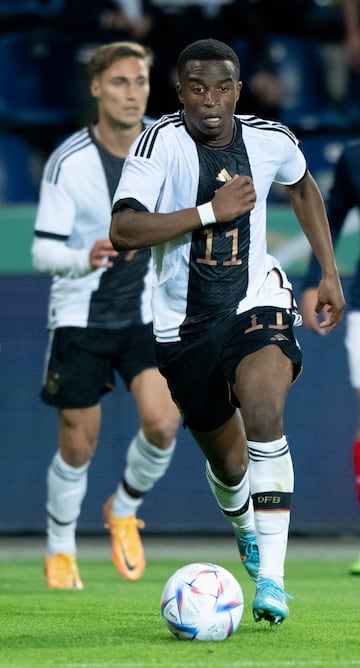 El jugador más joven de la historia en marcar un gol en la Bundesliga también hizo historia en el pasado Mundial de Qatar, en el que era el futbolista más joven del torneo. Acaba de cumplir los 18 años y tiene un futuro prometedor en el Dortmund.