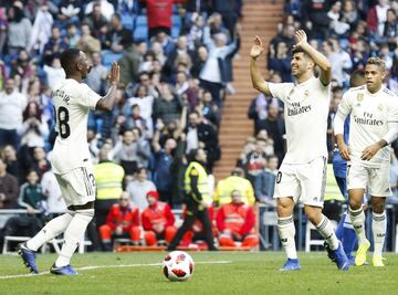 El jugador del Real Madrid Asensio celebra el 2-0 al Melilla con Vinicius. 