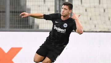 Luka Jovic celebra un gol ante el Olympique de Marsella