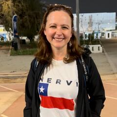 Ella es voluntaria de Santiago 2023 y su hijo le dio la sexta medalla de oro a Chile: “Estoy emocionada”