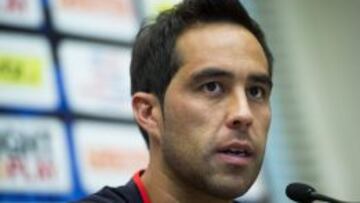 Bravo, en una rueda de prensa con Chile.