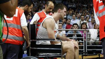 Ognjen Kuzmic abandona el partido en silla de ruedas.