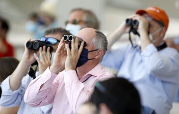 Gran ambiente en las gradas del Hipódromo de Madrid en la vuelta de las carreras de caballos tras la crisis del Covid-19.