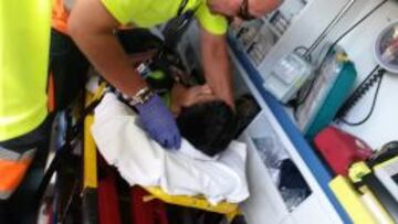 Nairo Quintana, en el momento de ser evacuado en ambulancia.