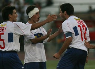 Autor del único gol en la final de ida ante Universidad de Chile, el 'Pájaro' dejó la UC en 2006 para jugar en México. Pasos por Colo Colo, Basilea de Suiza y La Serena integran el currículum del delantero, que actualmente trabaja en inferiores de Colo Colo.