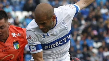 Futbol, Universidad Catolica vs O'Higgins  Septima fecha, segunda rueda, campeonato Nacional 2019  El jugador de Universidad Catolica Sebastian Saez, derecha, disputa el balon con la defensa de O'Higgins durante el partido de primera division realizado en el estadio San Carlos de Apoquindo, Chile.  15/09/2019  Andres Pina/Photosport   Football, Universidad Catolica vs O'Higgins  7th date, revange round, National Championship 2019  Universidad Catolica's player Sebastian Saez, right, battles for the ball against the defense of O'Higgins during the first division match held at the San Carlos de Apoquindo stadium in Santiago, Chile.  15/09/2019  Andres Pina/Photosport