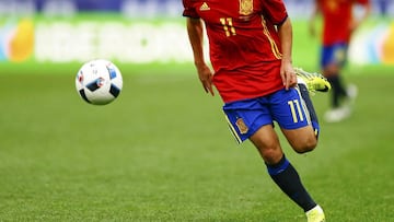 Pedro playing with the Spanish national side.