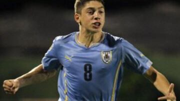 El volante Federico Valverde de Peñarol es tan bueno que el Real Madrid ya lo tiene amarrado con un contrato a los 17 años. 