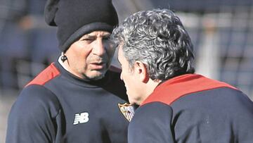 Sampaoli dialoga con Lillo en la sesi&oacute;n de ayer. 