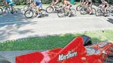 <b>PROTOTIPO. </b>Los ciclistas pasaron por Maranello, sede de Ferrari.