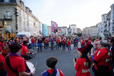 Aficionados y jugadores del Baskonia celebran en las calles de Vitoria la conquista de su histórica séptima Copa del Rey, en una jornada teñida de azulgrana.