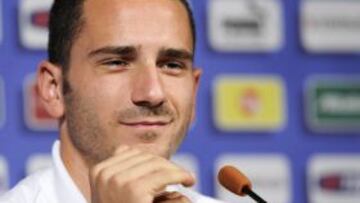 El defensa de la selección italiana de fútbol Leonardo Bonucci, habla durante una rueda de prensa en la casa azzurri en Cracovia, Polonia hoy, jueves 21 de junio de 2012. Italia se enfrentará a Inglaterra en los cuartos de final de la Eurocopa el 24 de junio en Kiev.