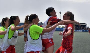 Las jugadoras del Levante Las Planas celebran un gol, el pasado domingo, ante el AEM de Lleida.