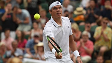 Milos Raonic devuelve una bola durante un partido en Wimbledon.