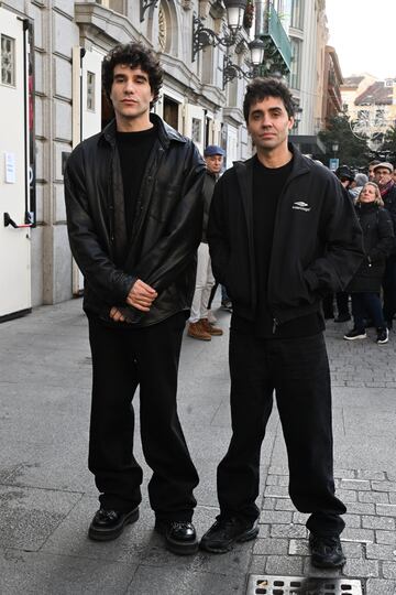 Javier Calvo y Javier Ambrossi salen de la capilla ardiente de Marisa Paredes en el Teatro Español.