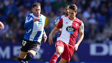 Denis Su&aacute;rez protege el bal&oacute;n ante Adri&aacute;n Embarba en el partido entre el Espanyol y el Celta.