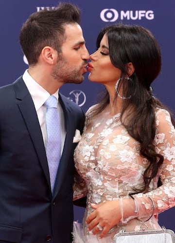 Cesc Fàbregas besa a su mujer Daniella Semaan en la alfombra roja de los premios Laureus de 2019.
 