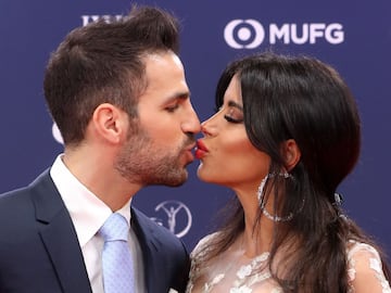 Cesc Fàbregas besa a su mujer Daniella Semaan en la alfombra roja de los premios Laureus de 2019.
 