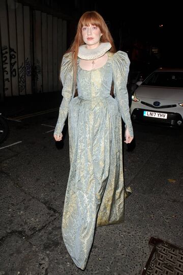 La artista británica Nicola Roberts disfrazada de la reina Elisabeth I.