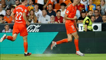 VALENCIA, 27/09/2023.- El delantero de la Real Sociedad Carlos Fernández (d) celebra el primer gol  ante el Valencia, durante el encuentro de la jornada 7 de LaLiga EA Sports entre Valencia CF y Real Sociedad, este miércoles en el estadio de Mestalla en Valencia. EFE/ Biel Aliño
