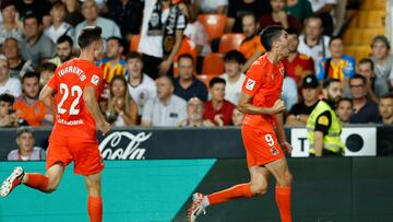 VALENCIA, 27/09/2023.- El delantero de la Real Sociedad Carlos Fern¨¢ndez (d) celebra el primer gol ante el Valencia, durante el encuentro de la jornada 7 de LaLiga EA Sports entre Valencia CF y Real Sociedad, este mi¨¦rcoles en el estadio de Mestalla en Valencia. EFE/ Biel Ali?o