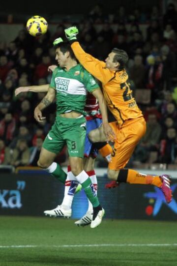 Cristian Herrera y el portero Tyton.