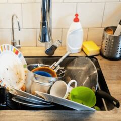 Ni pereza ni desidia: el motivo por el que determinadas personas dejan los platos sucios sin fregar, según la psicología