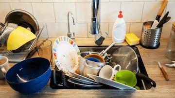 Ni pereza ni desidia: el motivo por el que determinadas personas dejan los platos sucios sin fregar, según la psicología