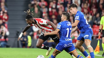 BILBAO, 25/10/2025.- El delantero del AthleticNico Williams (i) y el defensa del Getafe Francisco Femenía, durante el partido de la décima jornada de La Liga EA Sports que Athletic Club y Getafe CF disputan este sábado en el estadio de San Mamés. EFE/Luis Tejido