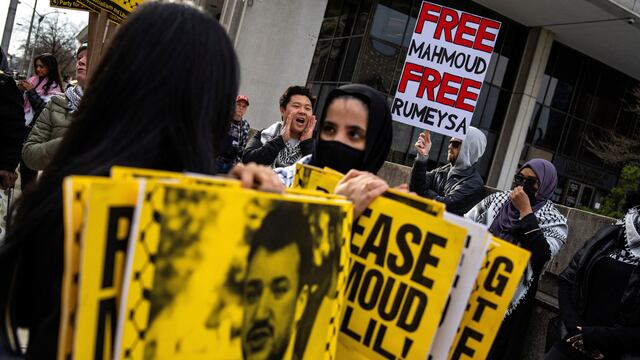 El caso de Mahmoud Khalil, el activista proplestino que fue arrestado y podría enfrentar la deportación, abre un debate: ¿Pueden los extranjeros protestar en EE.UU.?