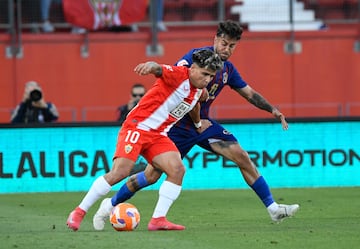 Melamen lucha por el balón.