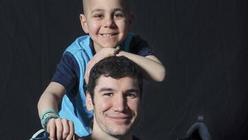 Dar&iacute;o Brizuela y Quique posan para la campa&ntilde;a contra el c&aacute;ncer infantil &#039;unoentrecienmil&#039;.