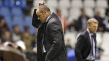 El entrenador del Deportivo de La Coru&ntilde;a V&iacute;ctor Fern&aacute;ndez durante el partido de Liga de la duod&eacute;cima jornada en Primera Divisi&oacute;n que Deportivo de La Coru&ntilde;a y Real Sociedad disputan esta noche en el estadio de Riazor, en A Coru&ntilde;a. 