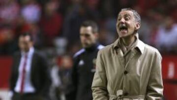 El entrenador del Mirand&eacute;s, Carlos Terrazas da instrucciones a sus jugadores durante el partido de ida de los cuartos de final de la Copa del Rey que se disputa frente al Sevilla.