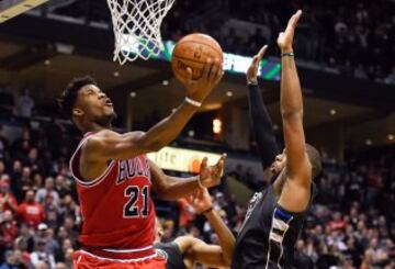 Jimmy Butler lanza ante Greg Monroe.