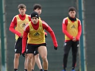 Los jugadores del Mirandés buscan los tres puntos ante el Almería.