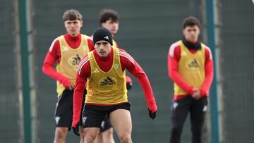 Los jugadores del Mirandés buscan los tres puntos ante el Almería.