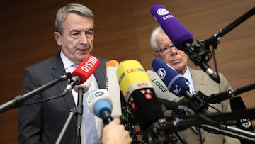 Wolfgang Niersbach comparece para anunciar su dimisi&oacute;n como presidente de la Federaci&oacute;n Alemana en 2015. Es uno de los encausados en el juicio por posible ama&ntilde;o en la concesi&oacute;n del Mundial de 2006 a Alemania. &Eacute;l asegur&o