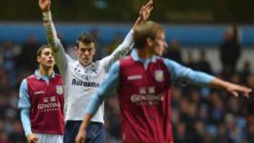 El galés, durante el encuentro de ayer en Villa Park.