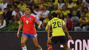 Chile's Maria Urrutia (L) is challenged by Colombia's M�nica Ramos during their Conmebol 2022 women's Copa America football tournament match at the Centenario stadium in Armenia, Colombia, on July 20, 2022. (Photo by JUAN BARRETO / AFP)