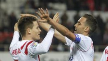 Gameiro abraza a Fernando Navarro.