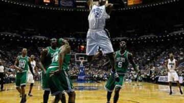 <b>GRAN PELIGRO. </b>Howard machaca el aro de los Celtics.