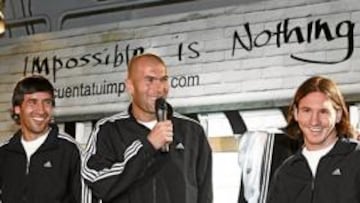 <b>MADRIDISTA CONFESO. </b>Zinedine Zidane deseó una victoria del Madrid ante dos de los protagonistas el partido: Raúl y Messi.
