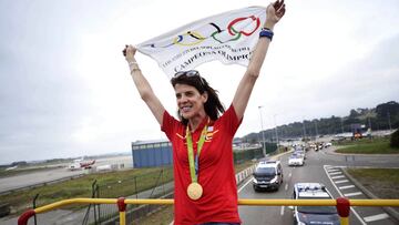 GRA307. Santander (Cantabria ),23/08/2016 .- Salida en autobús descubierto de Ruth Beitia, medalla de oro en salto de altura en los Juegos Olímpicos de Brasil 2016, desde el aeropuerto Severiano Ballesteros de Santander hasta el ayuntamiento de la capital cántabra. EFE/Pedro Puente Hoyos