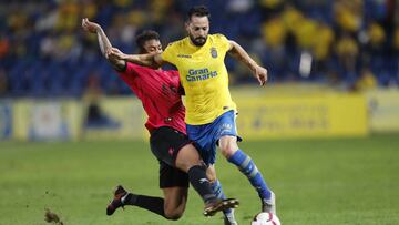 De la Bella se zafa de un jugador del Alcorc&oacute;n.