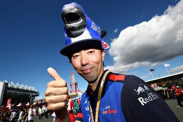 Seguidores japoneses presentes en el circuito de Suzuka para disfrutar de la carrera.